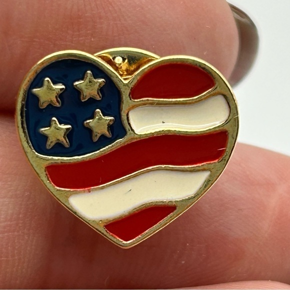 Vintage Avon American Flag Heart Lapel Pin Patriotic USA Gold Tone Unisex Small - Picture 1 of 4